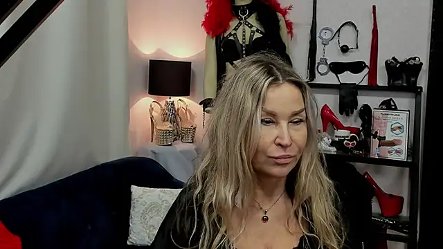 Snapshot of crystaLUX chatting on 01-02-25, 10:48 crystaLUX online show from 01-02-25, 10:48