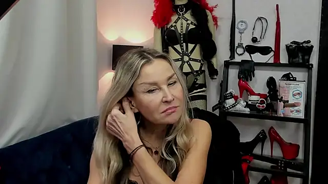 Snapshot of crystaLUX chatting on 01-03-25, 11:57 crystaLUX online show from 01-03-25, 11:57