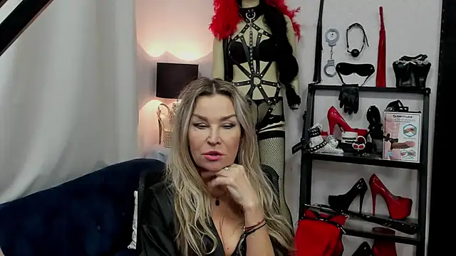 Snapshot of crystaLUX chatting on 01-08-25, 09:10 crystaLUX online show from 01-08-25, 09:10