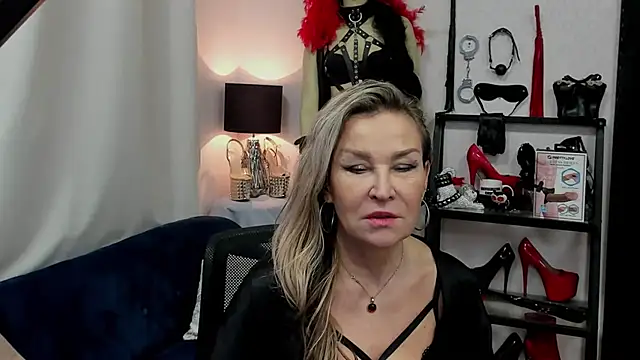 Snapshot of crystaLUX chatting on 01-10-25, 09:02 crystaLUX online show from 01-10-25, 09:02