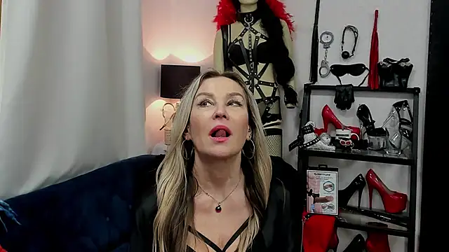 Snapshot of crystaLUX chatting on 01-22-25, 09:57 crystaLUX online show from 01-22-25, 09:57