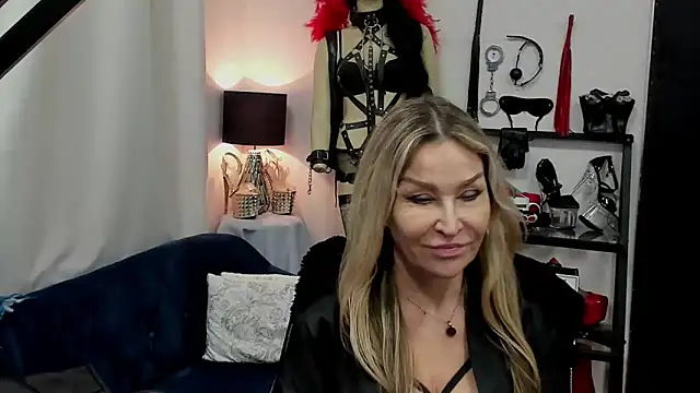 Snapshot of crystaLUX chatting on 02-24-25, 09:10 crystaLUX online show from 02-24-25, 09:10