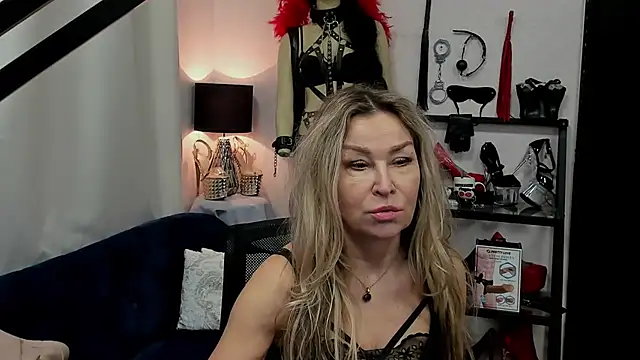 Snapshot of crystaLUX chatting on 03-04-25, 06:04 crystaLUX online show from 03-04-25, 06:04