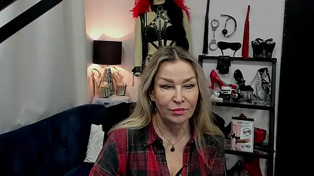 Snapshot of crystaLUX chatting on 03-07-25, 06:02 crystaLUX online show from 03-07-25, 06:02