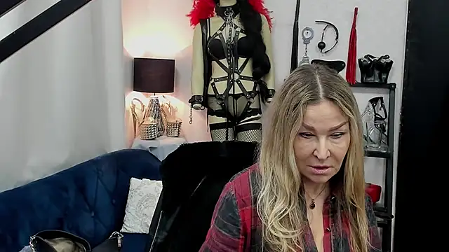 Snapshot of crystaLUX chatting on 03-10-25, 06:49 crystaLUX online show from 03-10-25, 06:49