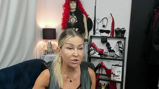 Snapshot of crystaLUX chatting on 09-09-25, 04:23 crystaLUX online show from 09-09-25, 04:23