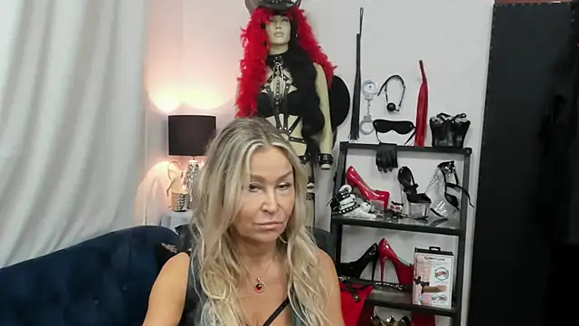 Snapshot of crystaLUX chatting on 09-22-25, 05:20 crystaLUX online show from 09-22-25, 05:20