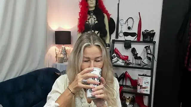 Snapshot of crystaLUX chatting on 09-24-25, 04:05 crystaLUX online show from 09-24-25, 04:05