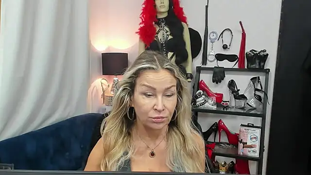 Snapshot of crystaLUX chatting on 10-15-25, 04:12 crystaLUX online show from 10-15-25, 04:12