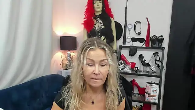 Snapshot of crystaLUX chatting on 10-17-25, 05:54 crystaLUX online show from 10-17-25, 05:54