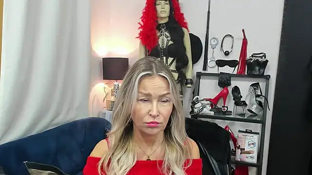 Snapshot of crystaLUX chatting on 10-27-25, 05:55 crystaLUX online show from 10-27-25, 05:55