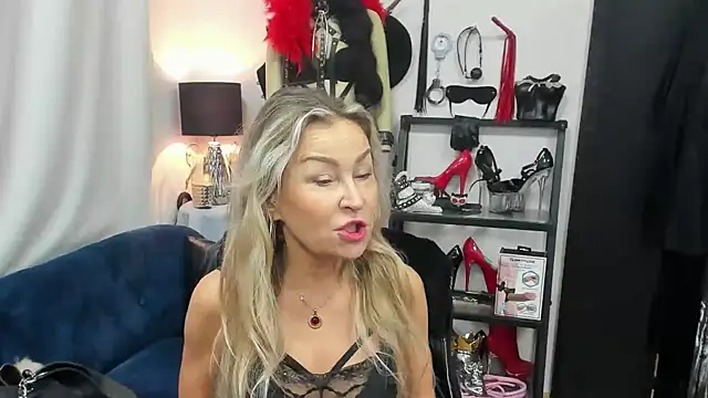 Snapshot of crystaLUX chatting on 11-04-25, 05:28 crystaLUX online show from 11-04-25, 05:28