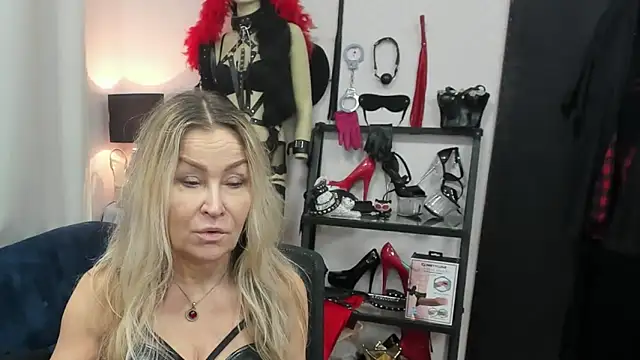 Snapshot of crystaLUX chatting on 02-18-26, 05:25 crystaLUX online show from 02-18-26, 05:25