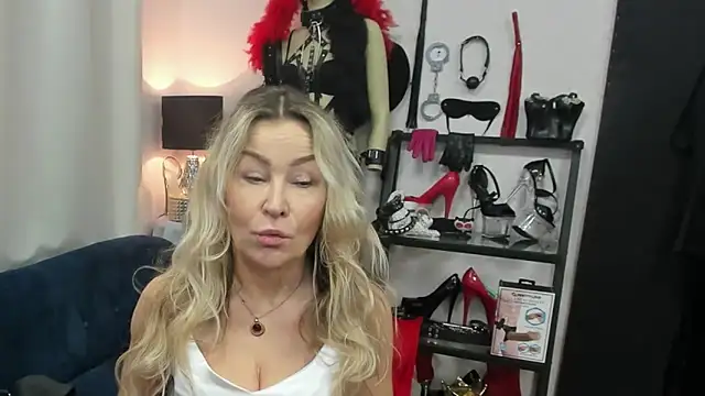 Snapshot of crystaLUX chatting on 02-27-26, 05:18 crystaLUX online show from 02-27-26, 05:18