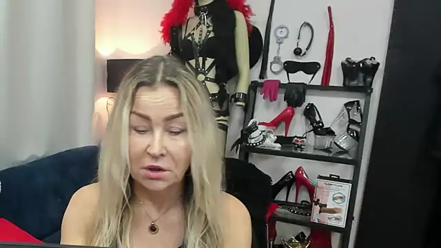 Snapshot of crystaLUX chatting on 03-05-26, 05:36 crystaLUX online show from 03-05-26, 05:36