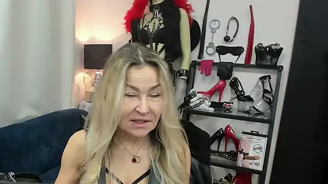 Snapshot of crystaLUX chatting on 03-09-26, 05:11 crystaLUX online show from 03-09-26, 05:11