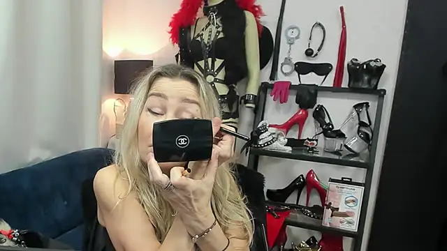 Snapshot of crystaLUX chatting on 03-10-26, 05:34 crystaLUX online show from 03-10-26, 05:34