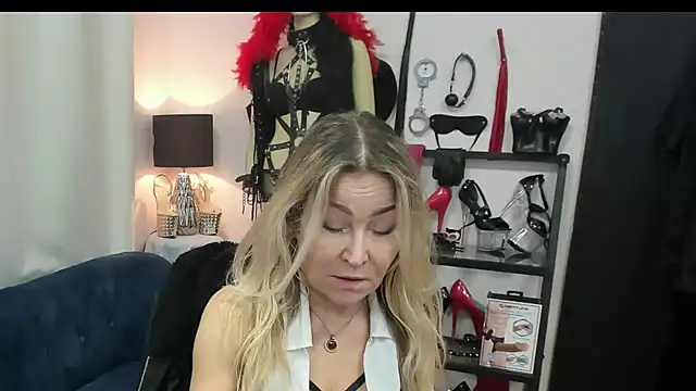 Snapshot of crystaLUX chatting on 03-17-26, 06:17 crystaLUX online show from 03-17-26, 06:17