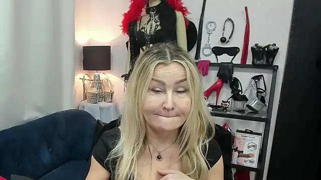 Snapshot of crystaLUX chatting on 03-27-26, 06:08 crystaLUX online show from 03-27-26, 06:08