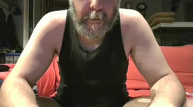 Snapshot of naked_bear chatting on 02-25-25, 05:15 naked bear online show from 02-25-25, 05:15