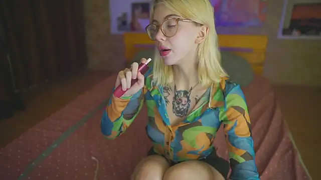 Snapshot of Allison_Cuty chatting on 12-20-24, 10:22 Allison Cuty online show from 12-20-24, 10:22