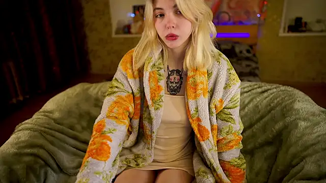 Snapshot of Allison_Cuty chatting on 02-18-25, 07:19 Allison Cuty online show from 02-18-25, 07:19