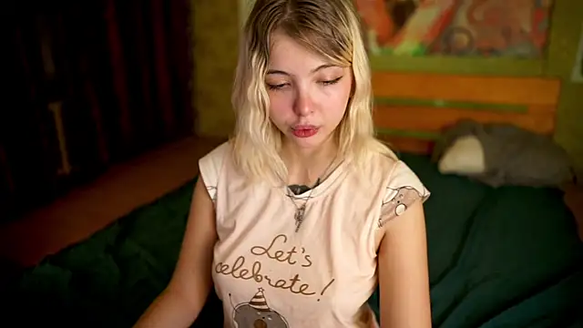 Snapshot of Allison_Cuty chatting on 10-17-25, 08:44 Allison Cuty online show from 10-17-25, 08:44