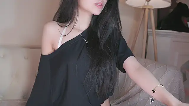 Snapshot of IsMiMi chatting on 10-24-25, 07:32 IsMiMi online show from 10-24-25, 07:32