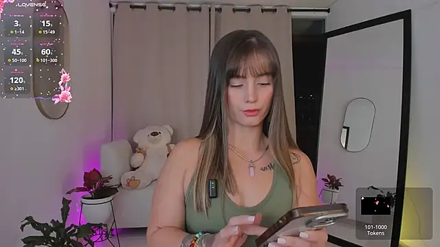 roxie gates  online show from 10-21-25, 11:05