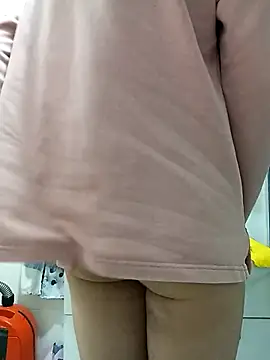 Snapshot of ResonantBeer chatting on 09-29-25, 04:39 ResonantBeer online show from 09-29-25, 04:39