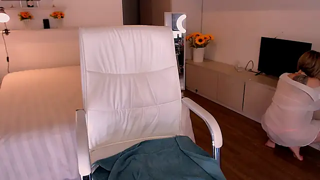 Tilly Eliot online show from 12-04-25, 07:11