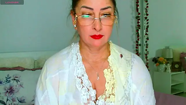 Snapshot of Tyana40 chatting on 07-27-26, 01:12 Tyana40 online show from 07-27-26, 01:12