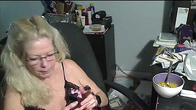 XTRAHORNYONE online show from 11-28-25, 03:31