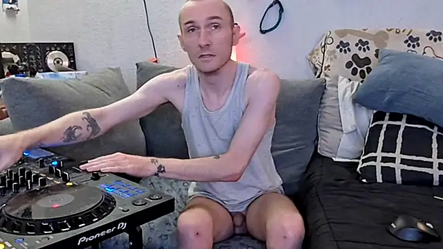 Snapshot of pyrowuff chatting on 02-26-26, 09:52 pyrowuff online show from 02-26-26, 09:52