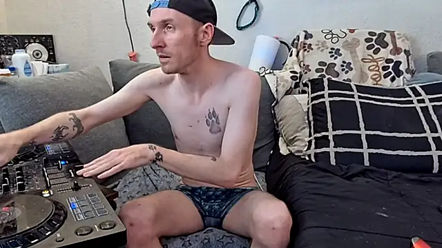 Snapshot of pyrowuff chatting on 03-08-26, 05:17 pyrowuff online show from 03-08-26, 05:17