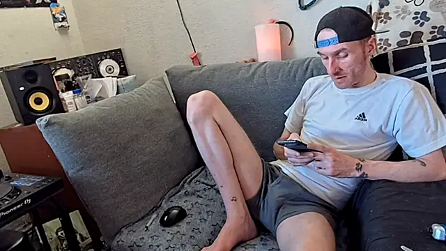 Snapshot of pyrowuff chatting on 03-09-26, 07:29 pyrowuff online show from 03-09-26, 07:29