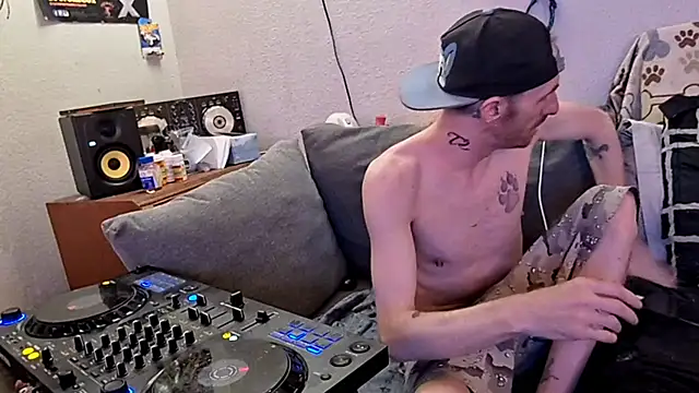 Snapshot of pyrowuff chatting on 03-14-26, 02:28 pyrowuff online show from 03-14-26, 02:28