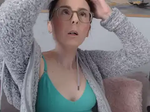 Snapshot of cleophee chatting on 02-20-25, 10:05 cleophee online show from 02-20-25, 10:05