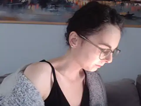 Snapshot of cleophee chatting on 03-04-25, 12:33 cleophee online show from 03-04-25, 12:33