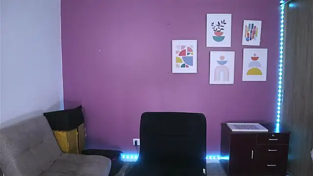 Snapshot of Steph_F chatting on 03-20-25, 08:20 Steph F online show from 03-20-25, 08:20