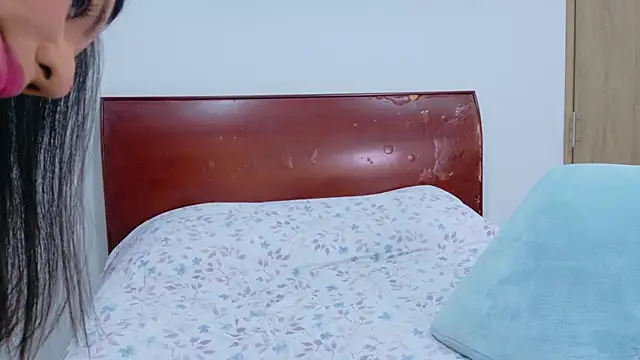 Snapshot of Steph_F chatting on 10-23-25, 04:01 Steph F online show from 10-23-25, 04:01