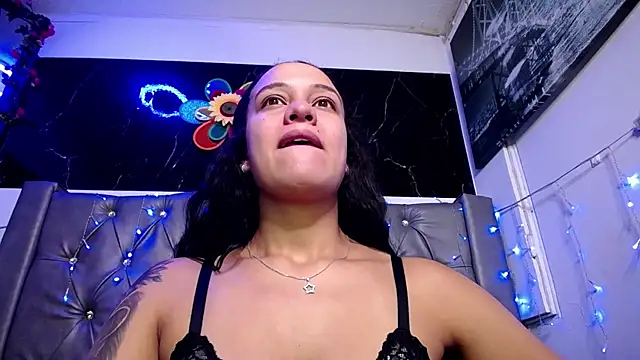 Snapshot of LAILAGUMMY chatting on 01-27-25, 11:43 LAILAGUMMY online show from 01-27-25, 11:43