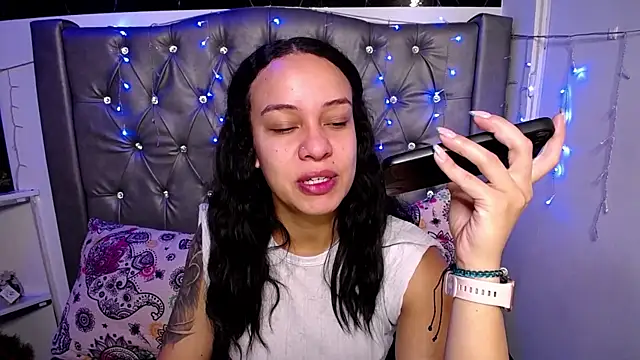 Snapshot of LAILAGUMMY chatting on 02-17-25, 11:44 LAILAGUMMY online show from 02-17-25, 11:44