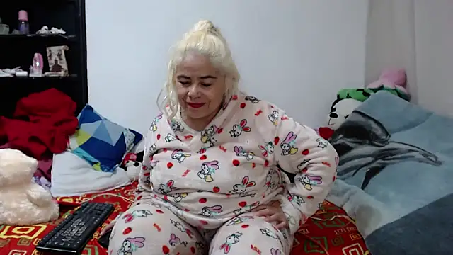 estrellita fugaz16x online show from 12-31-24, 02:40