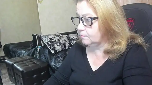 Snapshot of Frau_Marta chatting on 11-04-25, 12:37 Frau Marta online show from 11-04-25, 12:37