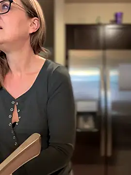 MaiseKnox online show from 10-08-25, 10:51