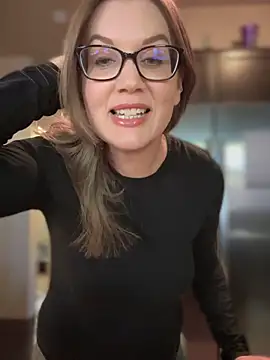 MaiseKnox online show from 10-17-25, 10:12