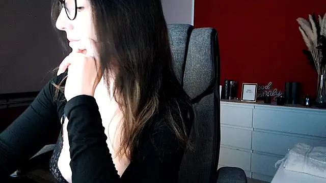 Snapshot of Alina_Lamour chatting on 04-19-26, 06:32 Alina Lamour online show from 04-19-26, 06:32