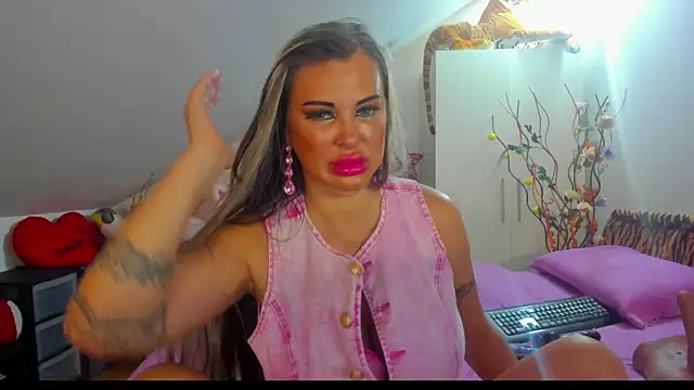 Snapshot of Raffaelababy chatting on 09-15-25, 11:43 Raffaelababy online show from 09-15-25, 11:43