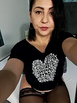 Snapshot of charrlote_love chatting on 04-18-26, 03:27 charrlote love online show from 04-18-26, 03:27